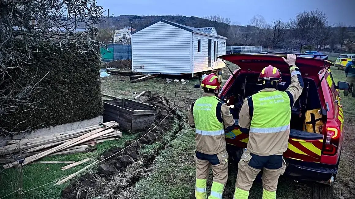 Bomberos de Le&oacute;n en la finca