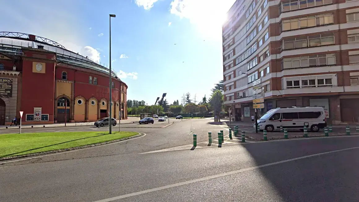 Accidente entre un coche y un autob&uacute;s en Le&oacute;n
