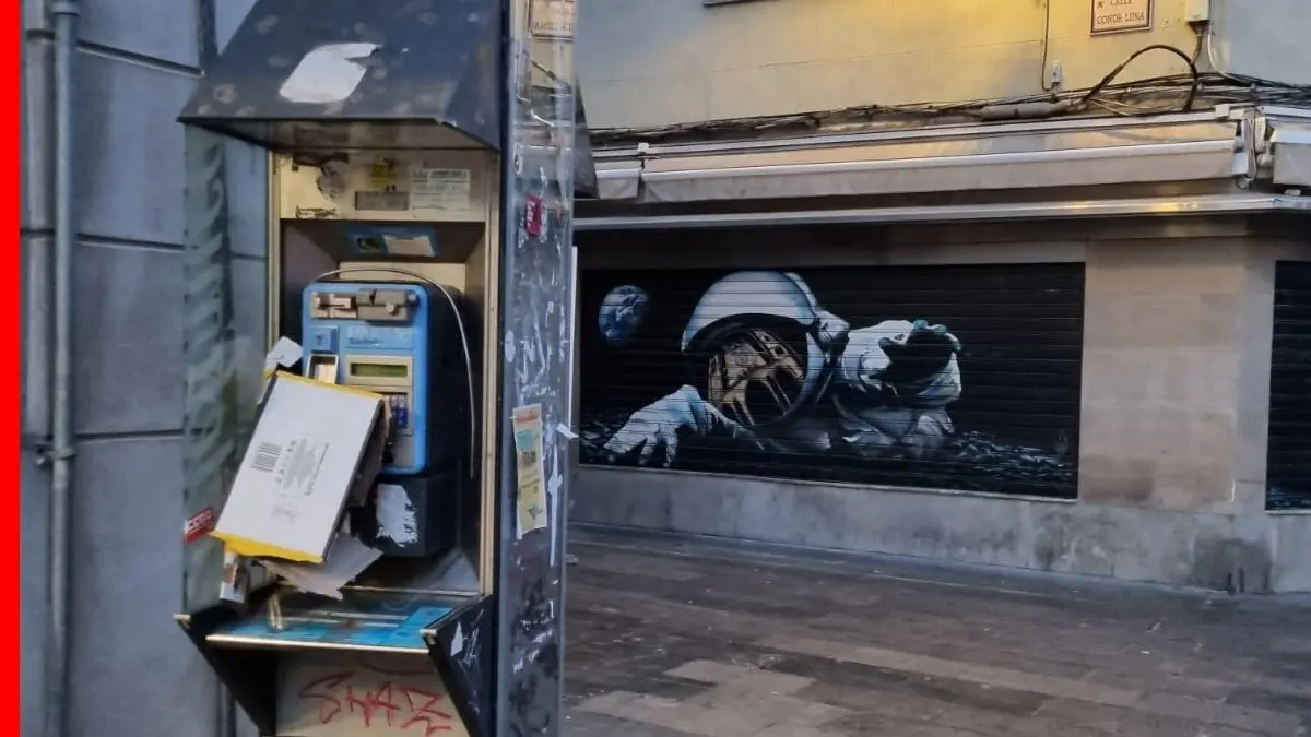 Cabina de telef&oacute;nica en desuso en la calle Ancha