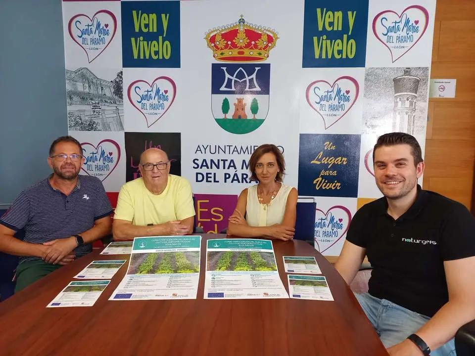 Alicia Gallego Gonz&aacute;lez, alcaldesa de Santa Mar&iacute;a del P&aacute;ramo, junto a responsables de Naturgeis y otras autoridades durante la presentaci&oacute;n del curso Alimenta tu hurta de forma saludable: suelo sano, cultivo sano&uml;. 