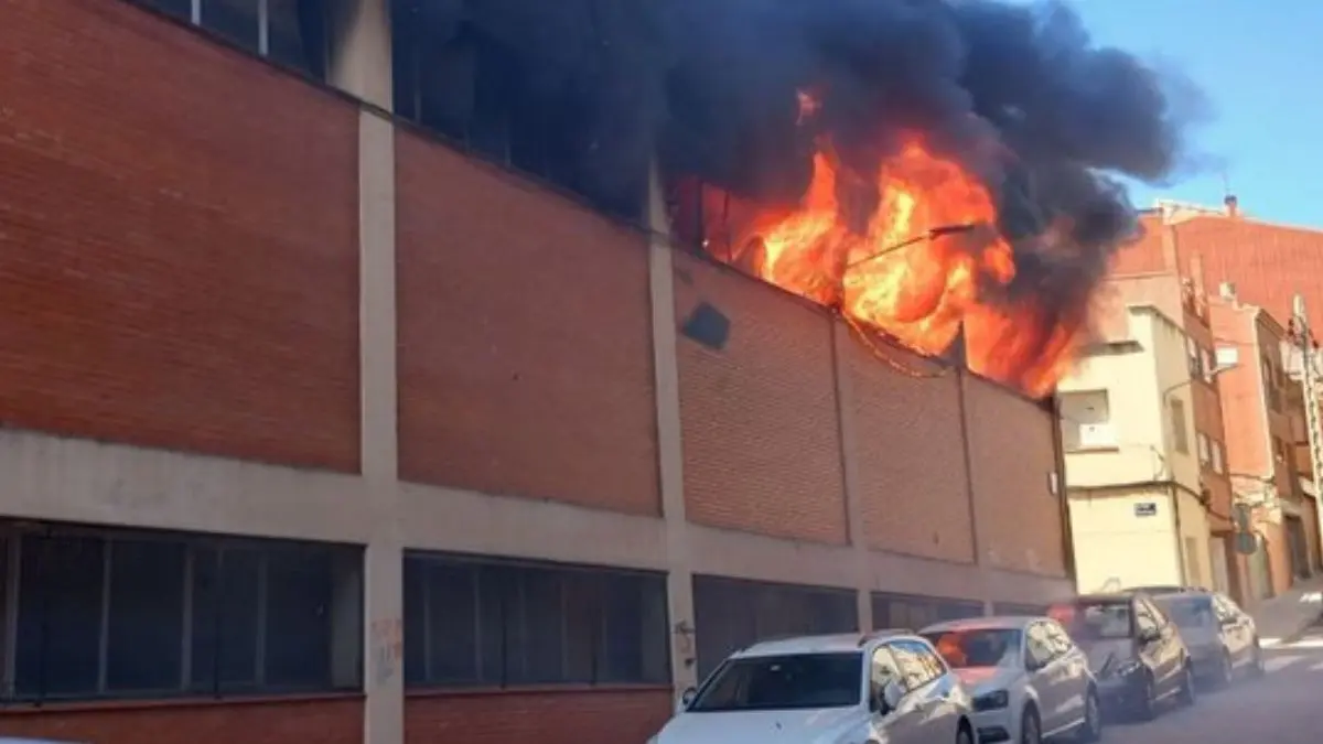 Los Bomberos trabajan en el incendio de una industria