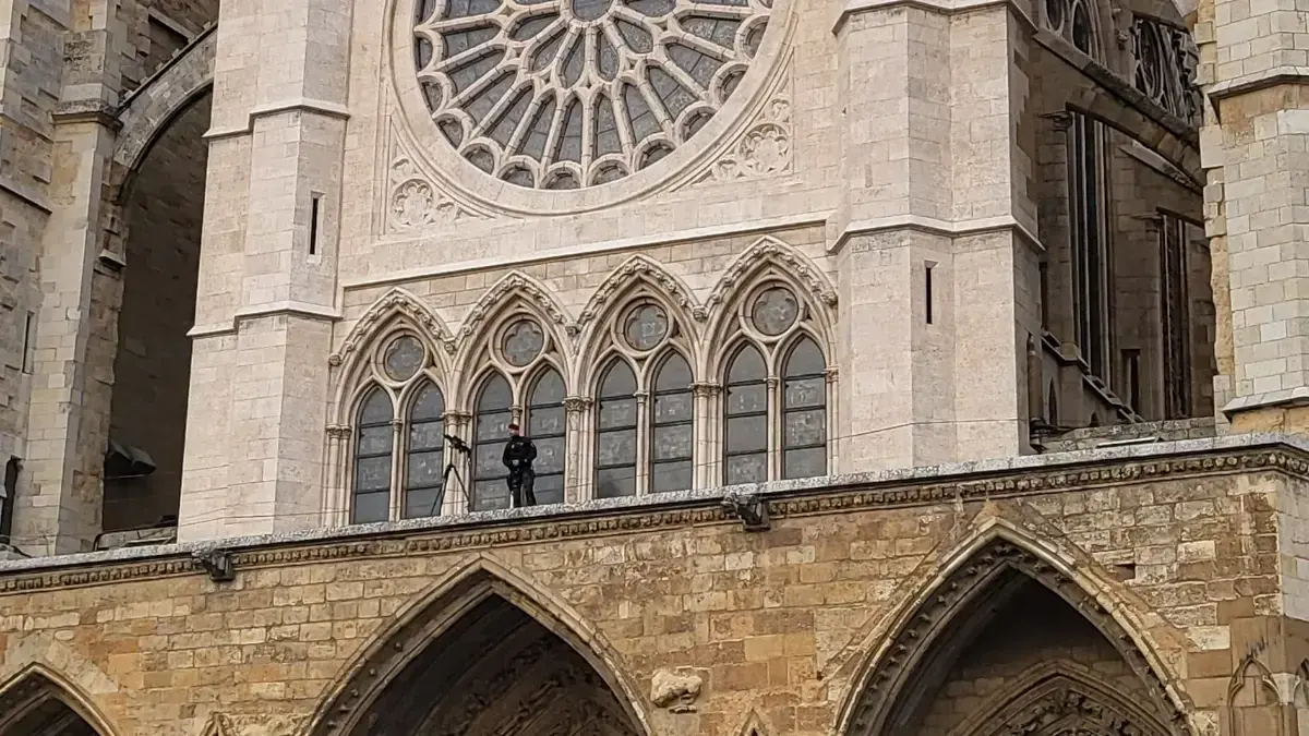 El francotirador en la fachada de la Catedral de Le&oacute;n