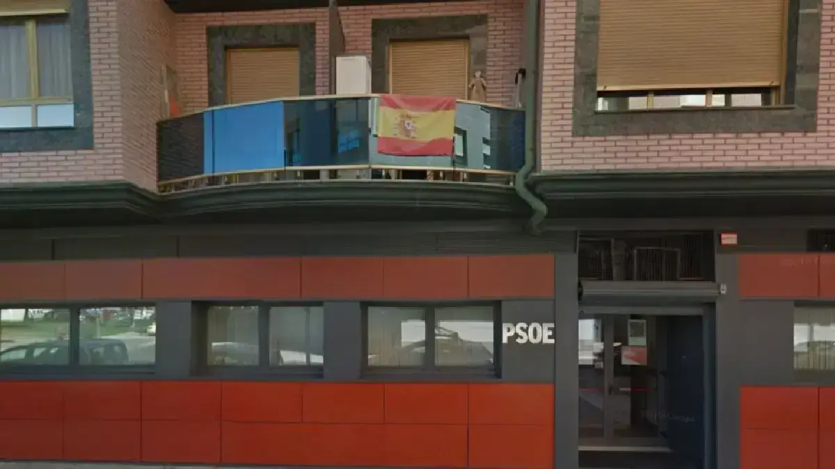 Manifestante en la sede del PSOE en Le&oacute;n