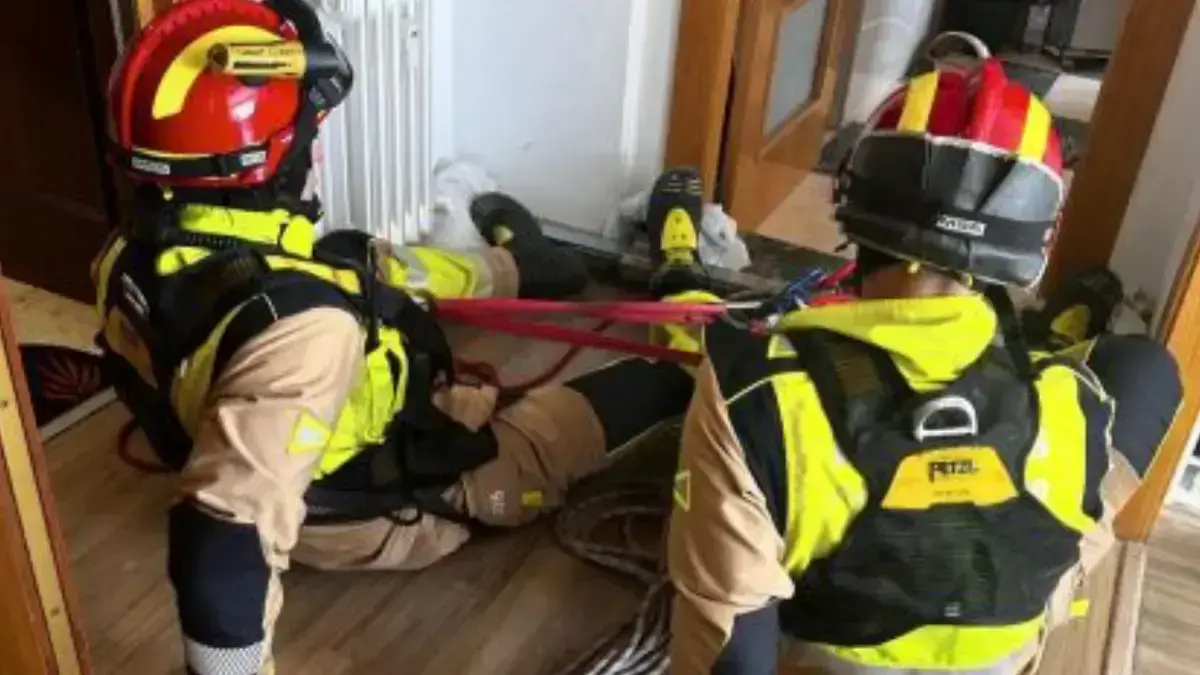 Los bomberos hacen r&aacute;pel en Le&oacute;n