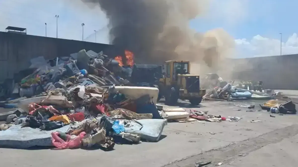 Incendio en el centro de reciclaje