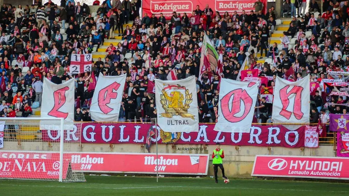 Afici&oacute;n de la Cultural en el derbi leon&eacute;s / Fotograf&iacute;a: Laura Aller
