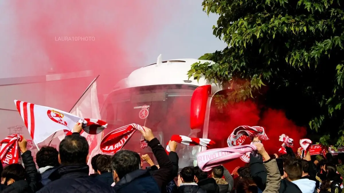 Recibimiento antes del derbi / Fotograf&iacute;a: Laura Aller