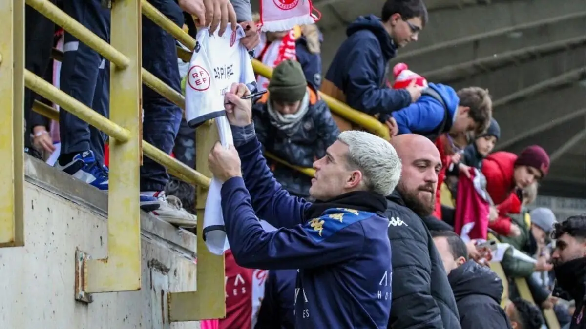 Samanes firmando una camiseta en el &uacute;ltimo entrenamiento a puerta abierta / Fotograf&iacute;a: Laura Aller