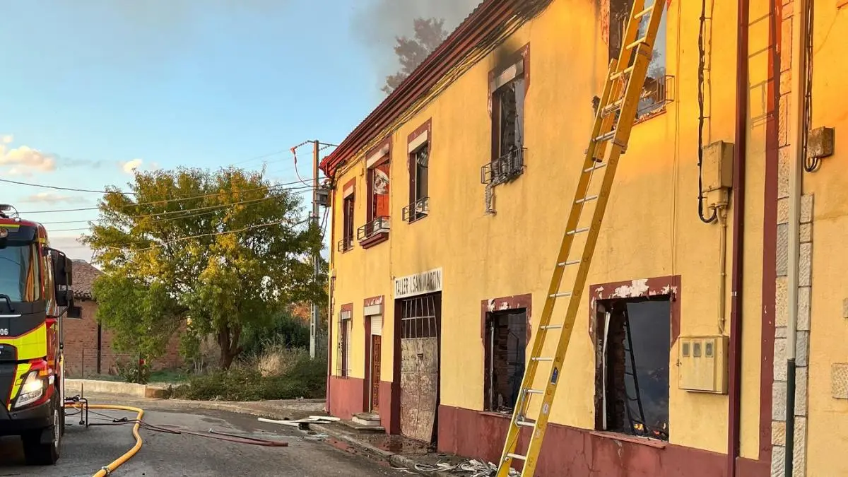 Las llamas arrasan dos casas y un taller en un pueblo de Le&oacute;n