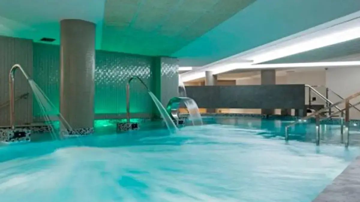 Descarga el&eacute;ctrica en un spa