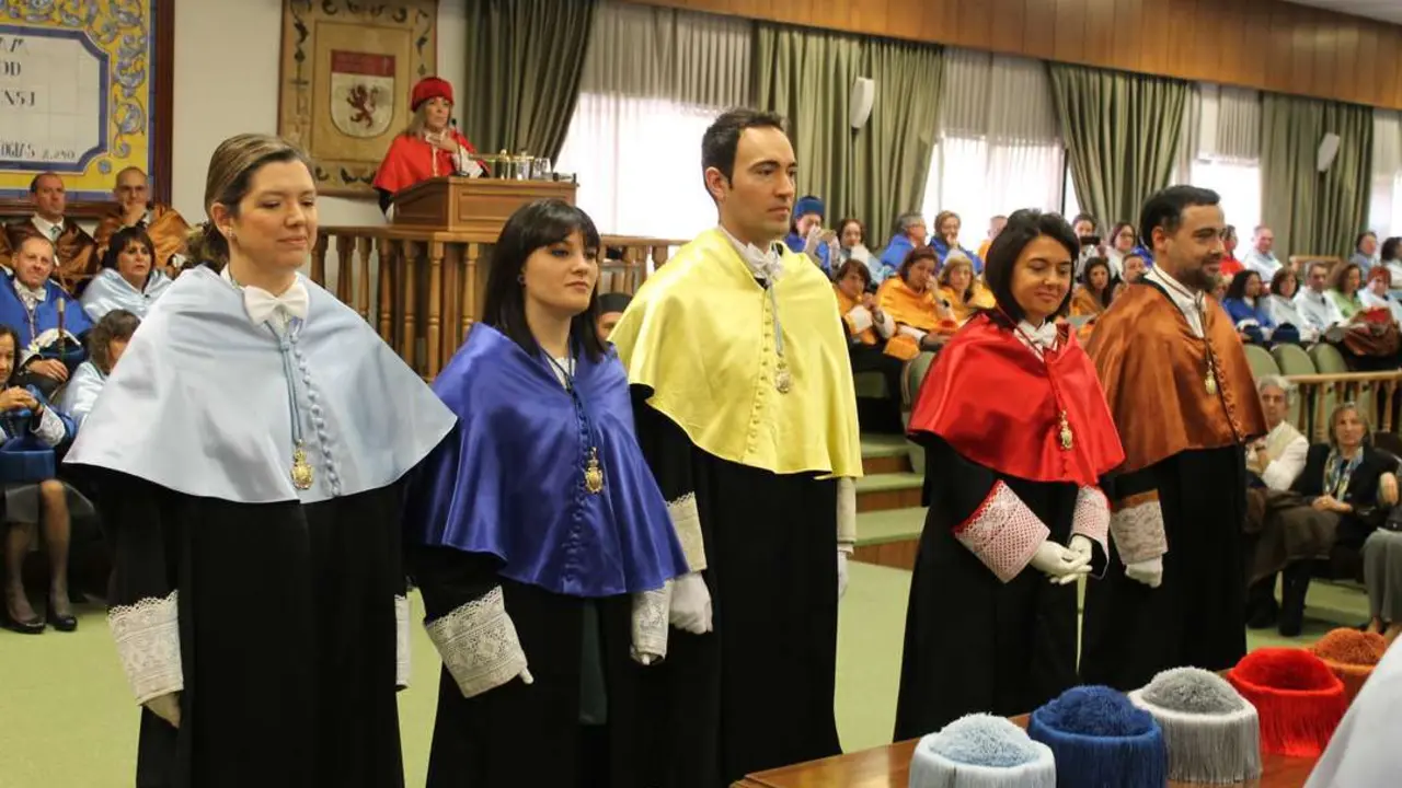 Ceremonia de investidura de doctores en la ULE-01