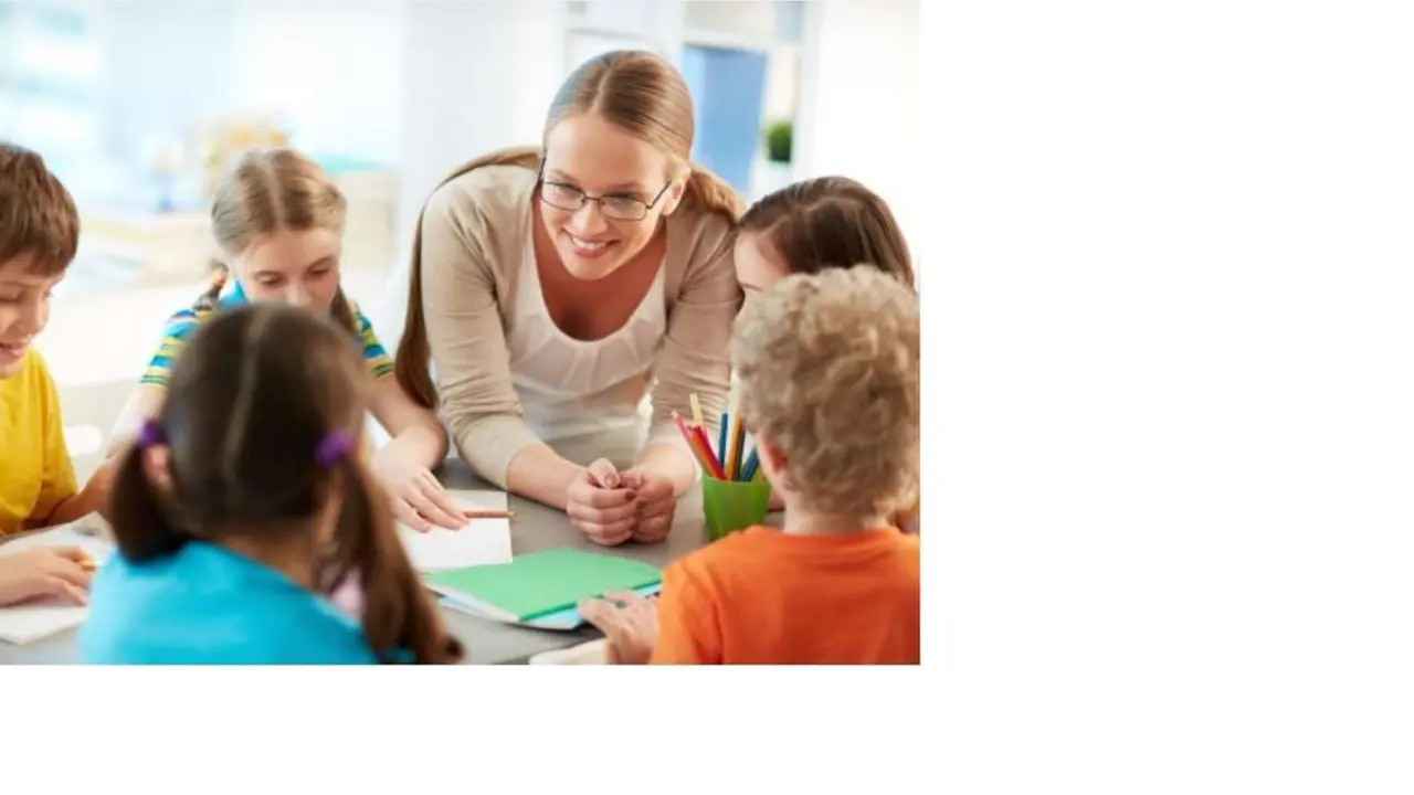 profesora dando clase a ni&ntilde;os