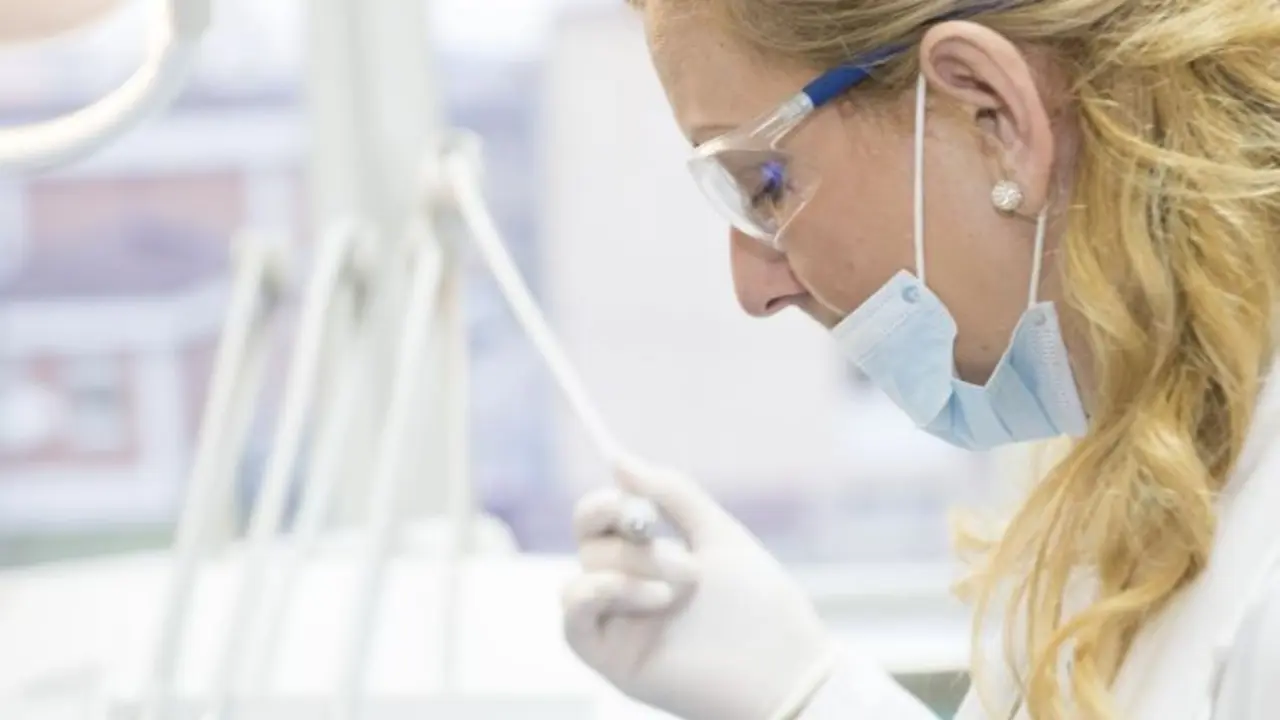 Mujer investigando en un laboratorio