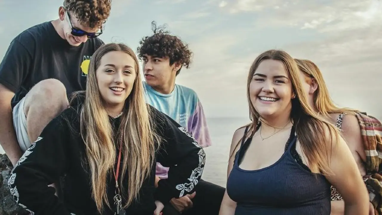 j&oacute;venes disfrutando