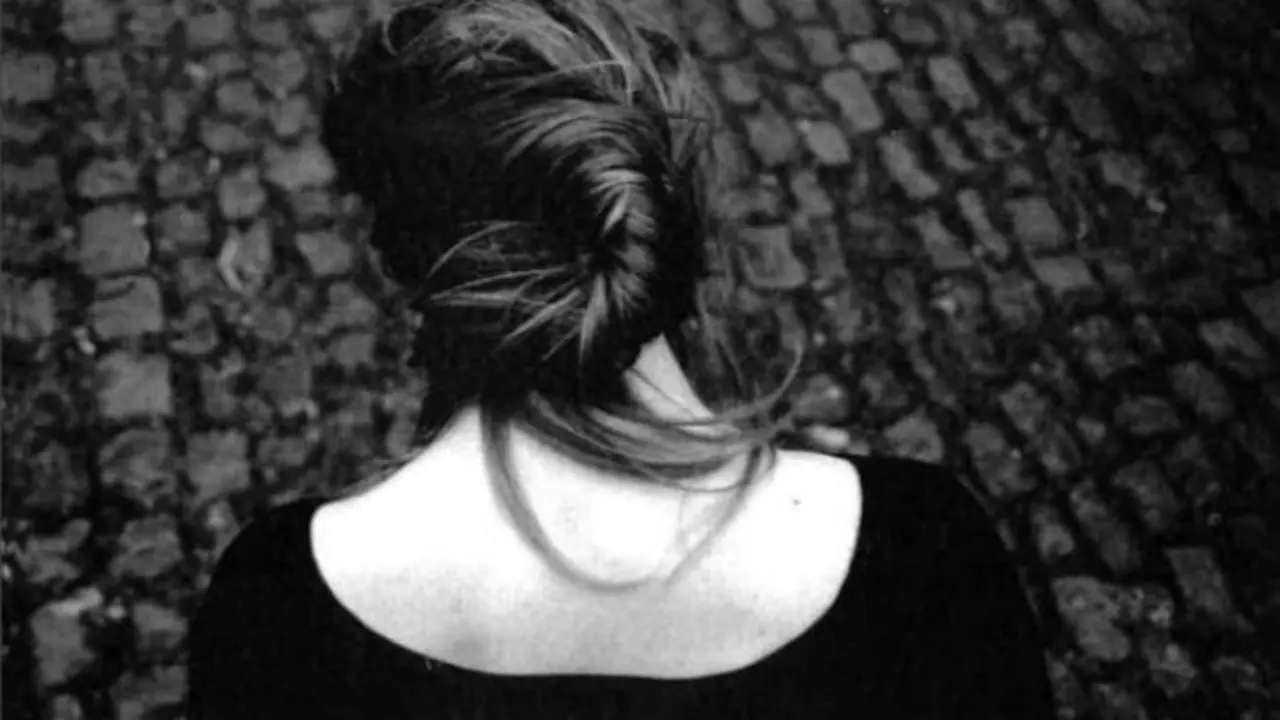 mujer de espaldas