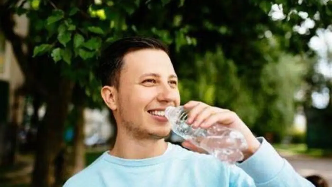 hombre bebiendo agua