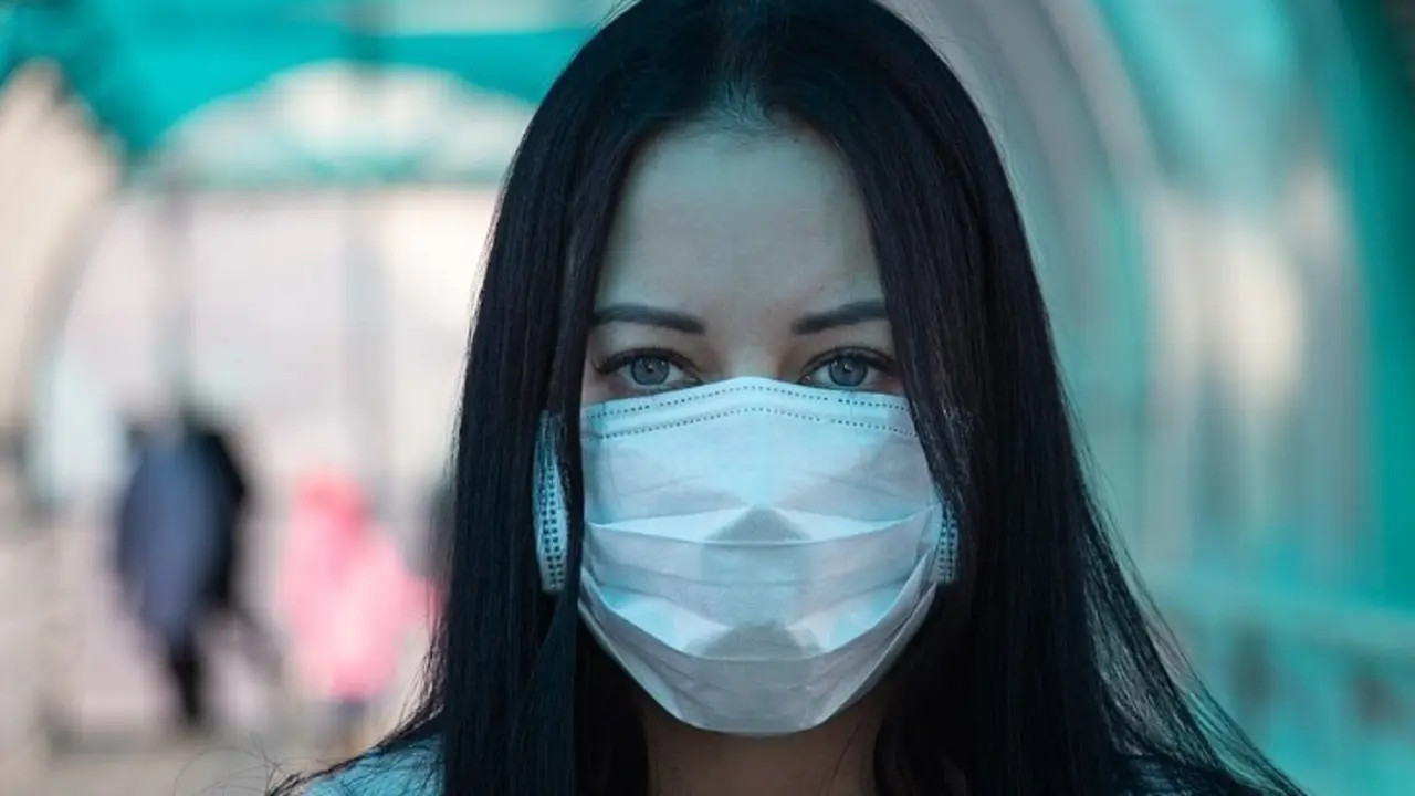 Chica con mascarilla