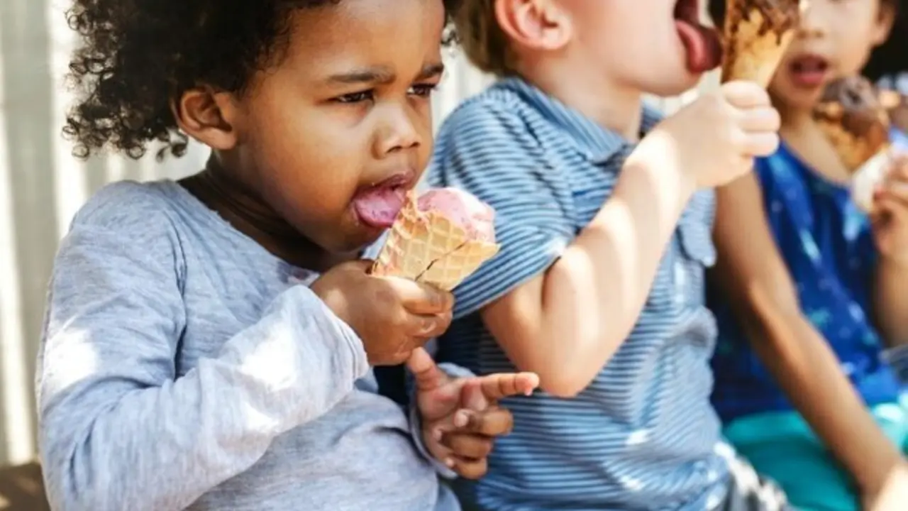 ni&ntilde;o comiendos helado