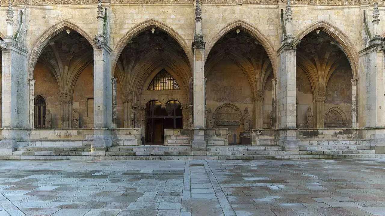 Detalle del actual claustro de la Catedral de Le&oacute;n