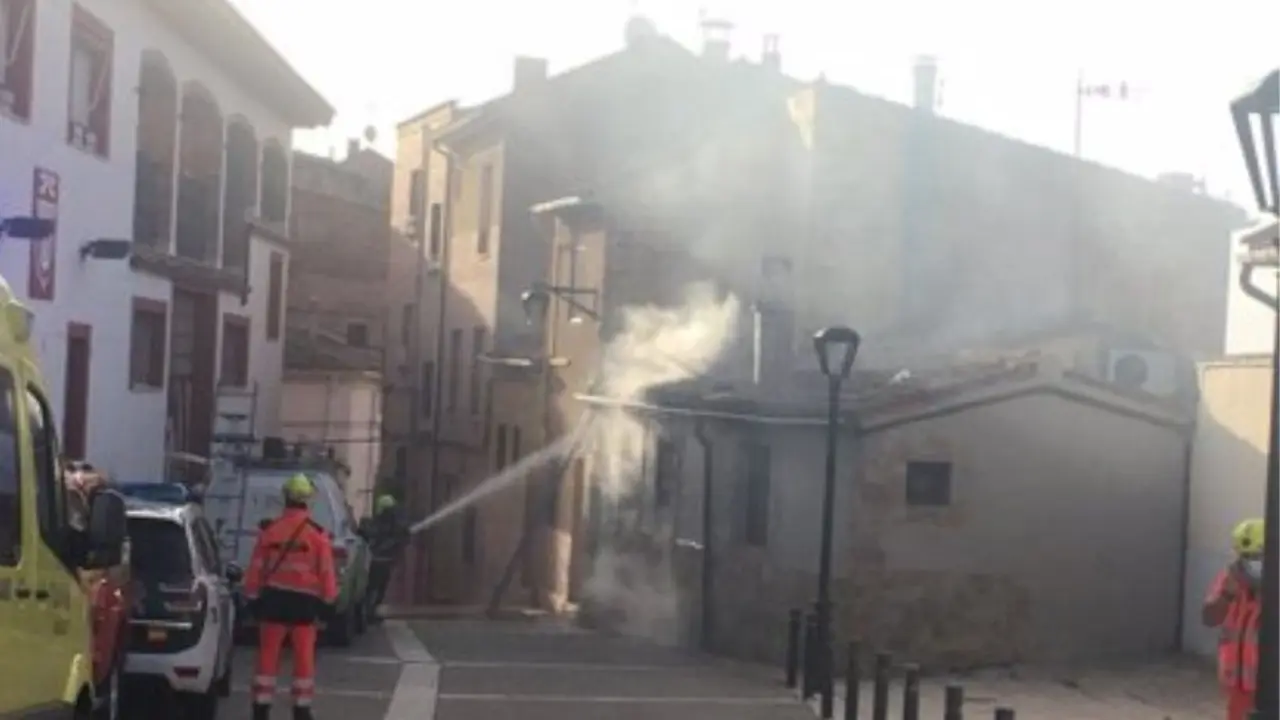 Un incendio que provoca peque&ntilde;as explosiones 