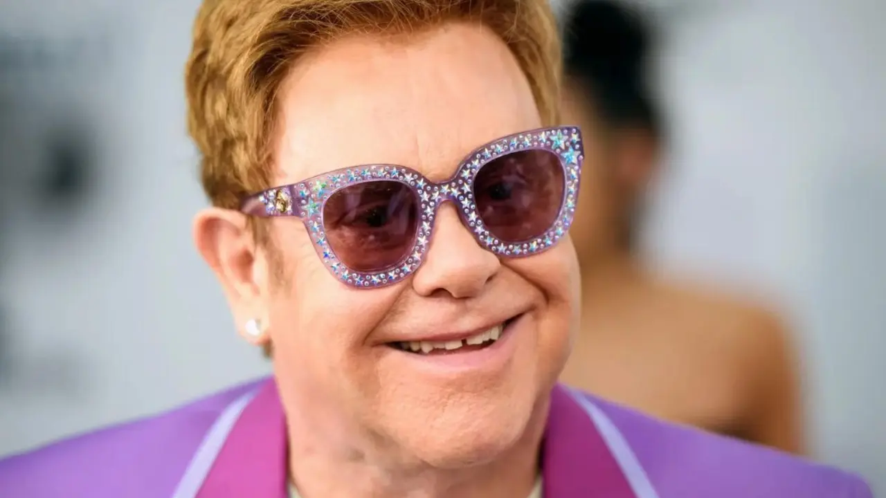 'Elton John' en Le&oacute;n en el videoclip del grupo Cosm&eacute;tica 