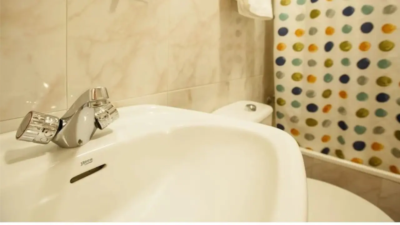 Violado por sus compa&ntilde;eros en el ba&ntilde;o de un hotel