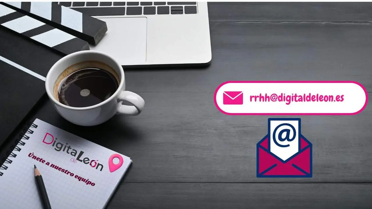 mesa de trabajo con portatil cafe e email