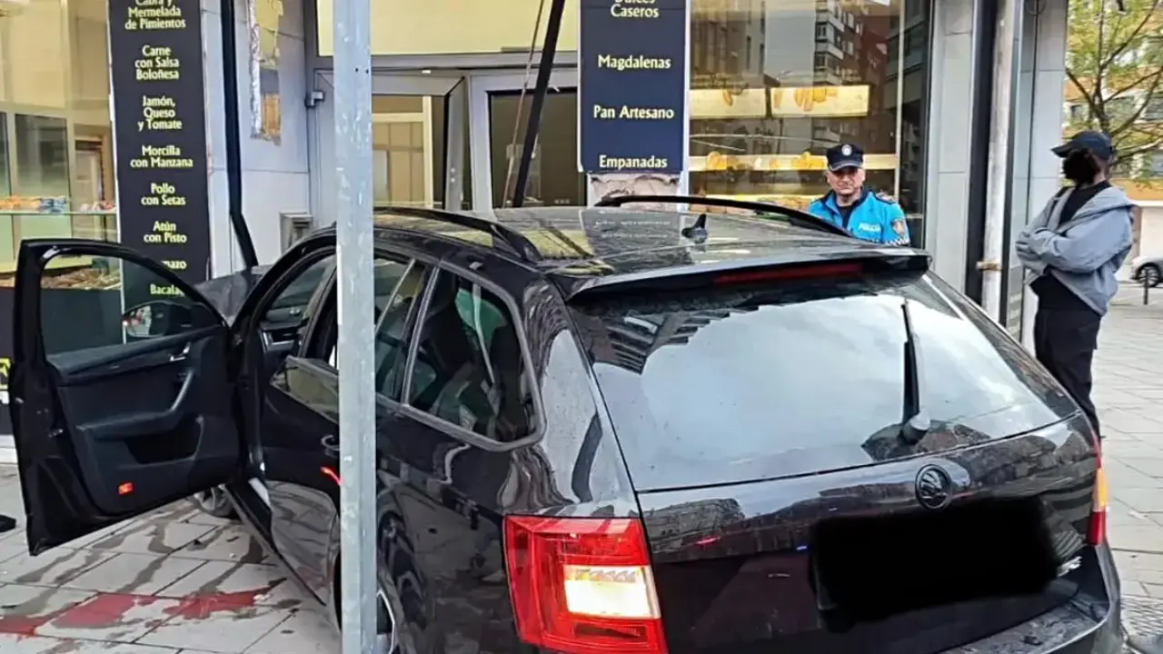 Colisi&oacute;n de un coche contra la pasteler&iacute;a de Le&oacute;n