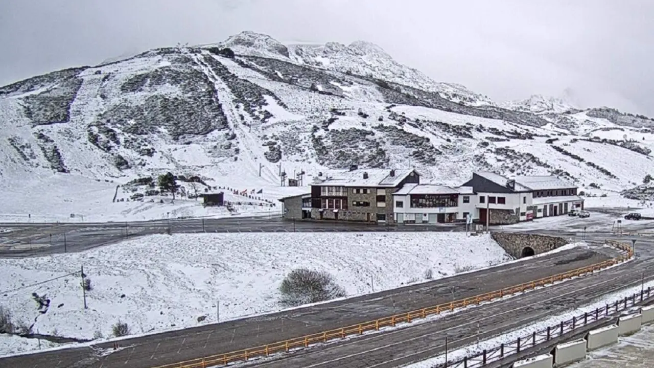 La nieve ti&ntilde;e de blanco algunos puntos de Le&oacute;n