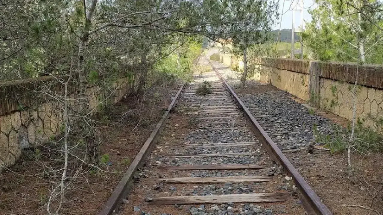 Vía de tren abandonada.