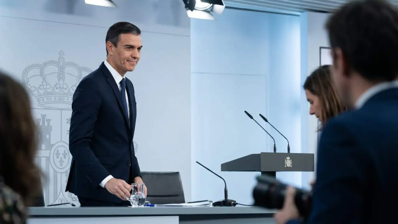  Operadores en Espa&ntilde;a atendiendo llamadas de clientes en menos de tres minutos seg&uacute;n nueva normativa nacional &mdash; Imagen generada por IA 