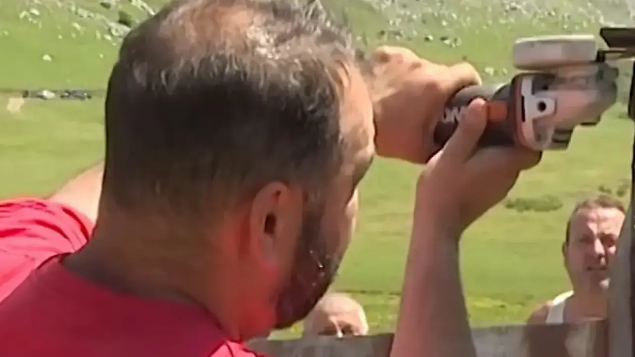 Ganaderos cortando la verja del paso, León.