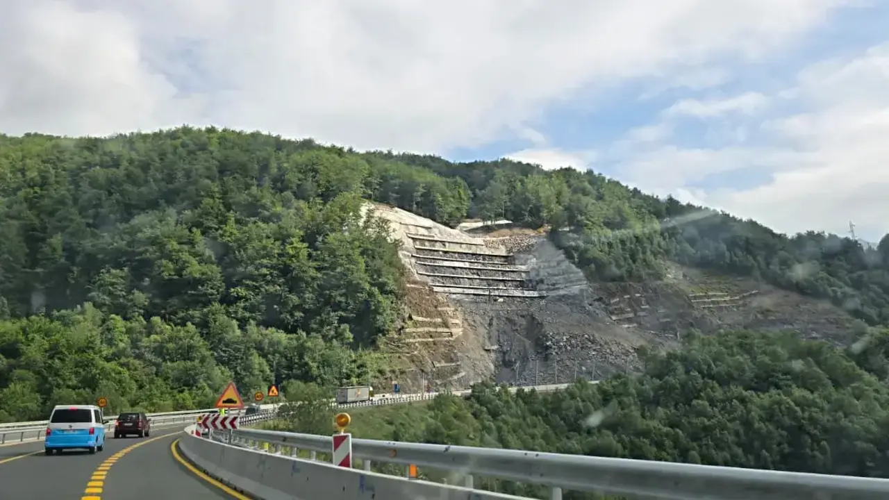 Autopista del Huerna en direcci&oacute;n a Le&oacute;n.