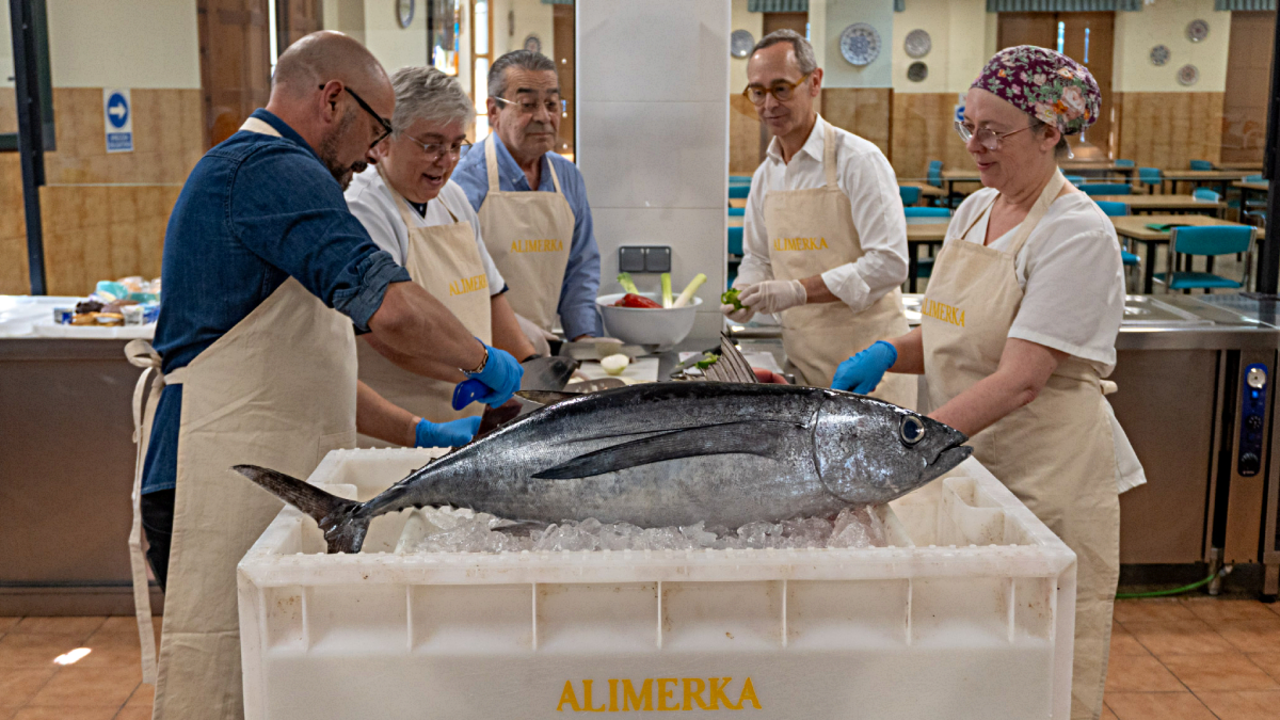 Alimerka dona a ASLECA el primer Bonito del Norte rulado en Avil&eacute;s