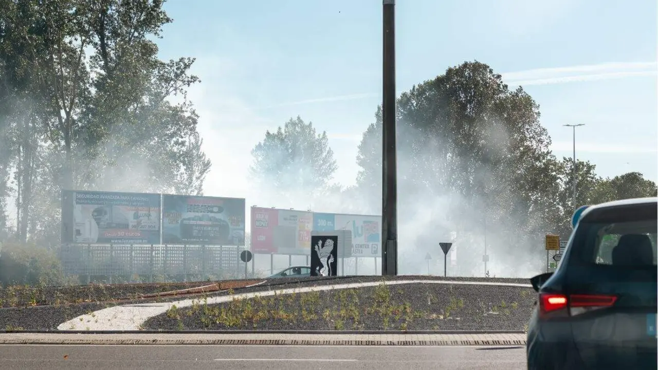 Incendio enfrente del McDonald's de Mercale&oacute;n / Fotograf&iacute;a: Laura Aller
