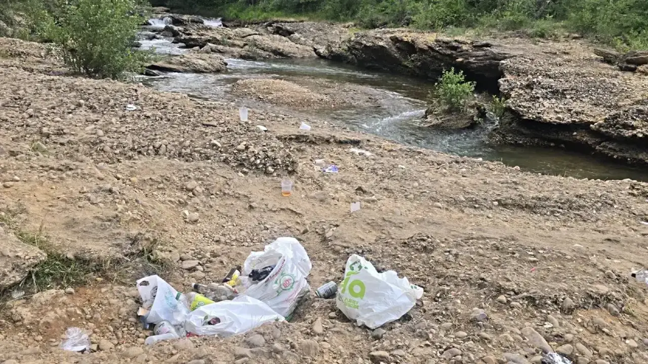 Bolsas y restos en el Tor&iacute;o, Le&oacute;n.
