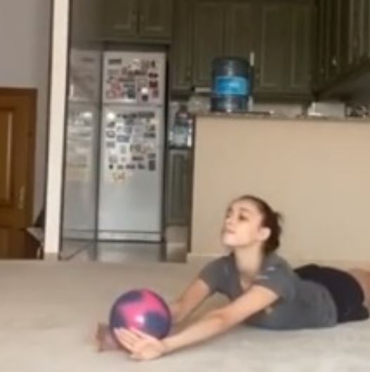 Duro trabajo de las gimnastas del Club Ritmo durante el estado de alarma
