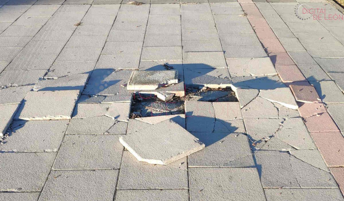 precaucion mal estado de una acera eras - Digital de León
